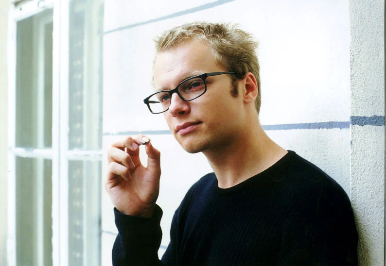 Rok później zagrał główną rolę w obrazie "Chłopaki nie płaczą" Olafa Lubaszenki. Był już wówczas studentem krakowskiej PWST, a także współzałożycielem nagradzanego kabaretu Po Żarcie. Zdobyte doświadczenia sceniczne wykorzystał w komedii sensacyjnej, w której wcielał się w utalentowanego skrzypka trafiającego w sam środek gangsterskich porachunków.