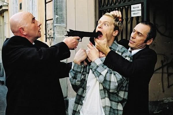 "Chłopaki nie płaczą" odniosły tak duży sukces, że duet Stuhr - Lubaszenko w 2001 roku zrealizował kolejny wspólny film. W "Poranku kojota" aktor wcielał się tym razem w niespełnionego rysownika komiksów, który zakochuje się w pięknej piosenkarce, córce bogatego biznesmena.