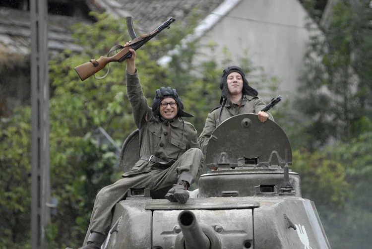 Nowi "Czterej pancerni"? W wojennej komedii "Operacja Dunaj" (2009) Jacka Głomba Stuhr wcielił się w członka załogi czołgu, który podczas gdy komunistyczne wojska przekraczają granice Czechosłowacji, myli drogę i trafia prosto do wiejskiej karczmy. 