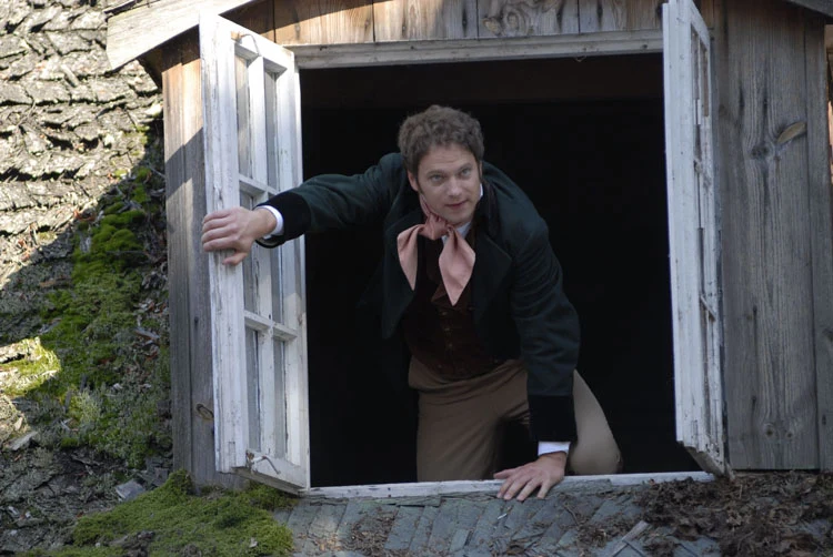 Aktor znakomicie czuje się w rolach kostiumowych, co po raz kolejny udowodnił w "Ślubach panieńskich" Filipa Bajona, ekranizacji sztuki Aleksandra Fredry, w której wcielił się w bawidamka Gustawa (2010). Na planie towarzyszyli mu dobrze znani Borys Szyc ("Przedwiośnie") i Robert Więckiewicz ("Francuski numer").