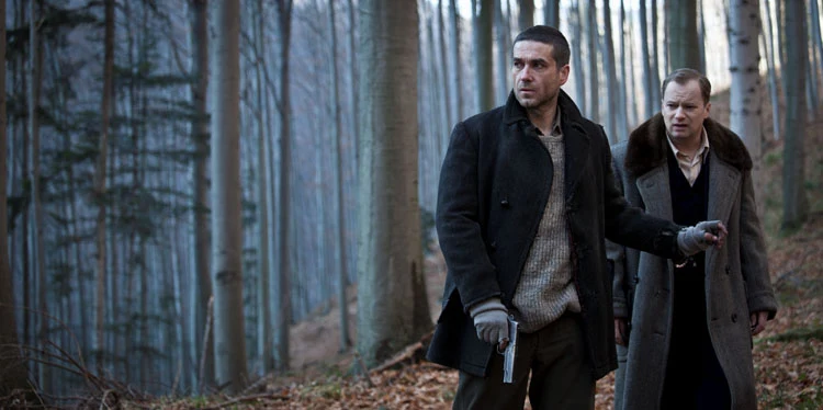 Kolejną po roli w "Pokłosiu" niezwykle udaną kreację stworzył aktor w "Obławie" Marcina Krzyształowicza. W rozgrywającej się w czasie II wojny światowej produkcji Stuhr wcielił się w zdrajcę Kondolewicza, na którym wyrok śmierci wykonać ma kapral "Wydra" (Marcin Dorociński).