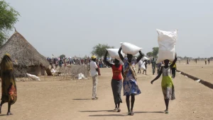 Na zdjęciu: Dostawa żywności do sudańskiej wioski fot. Waakhe Simon Wudu