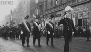 Górnicy w strojach galowych podczas defilady w Katowicach