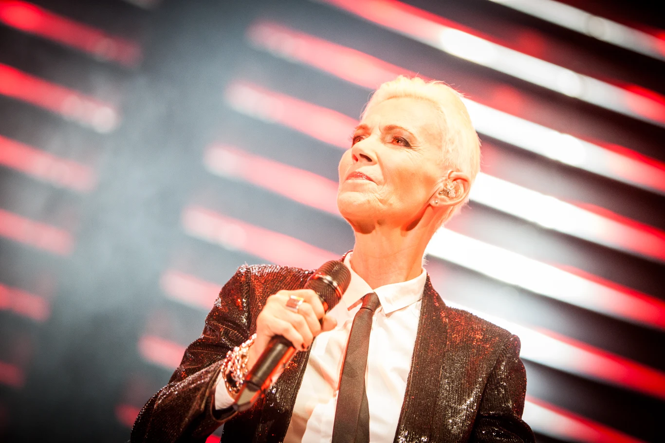 Marie Fredriksson przez cały koncert siedziała na specjalnym krześle. To efekt choroby, z którą Szwedka się borykała (guz mózgu) Marie Fredriksson przez cały koncert siedziała na specjalnym krześle. To efekt choroby, z którą Szwedka się borykała (guz mózgu)