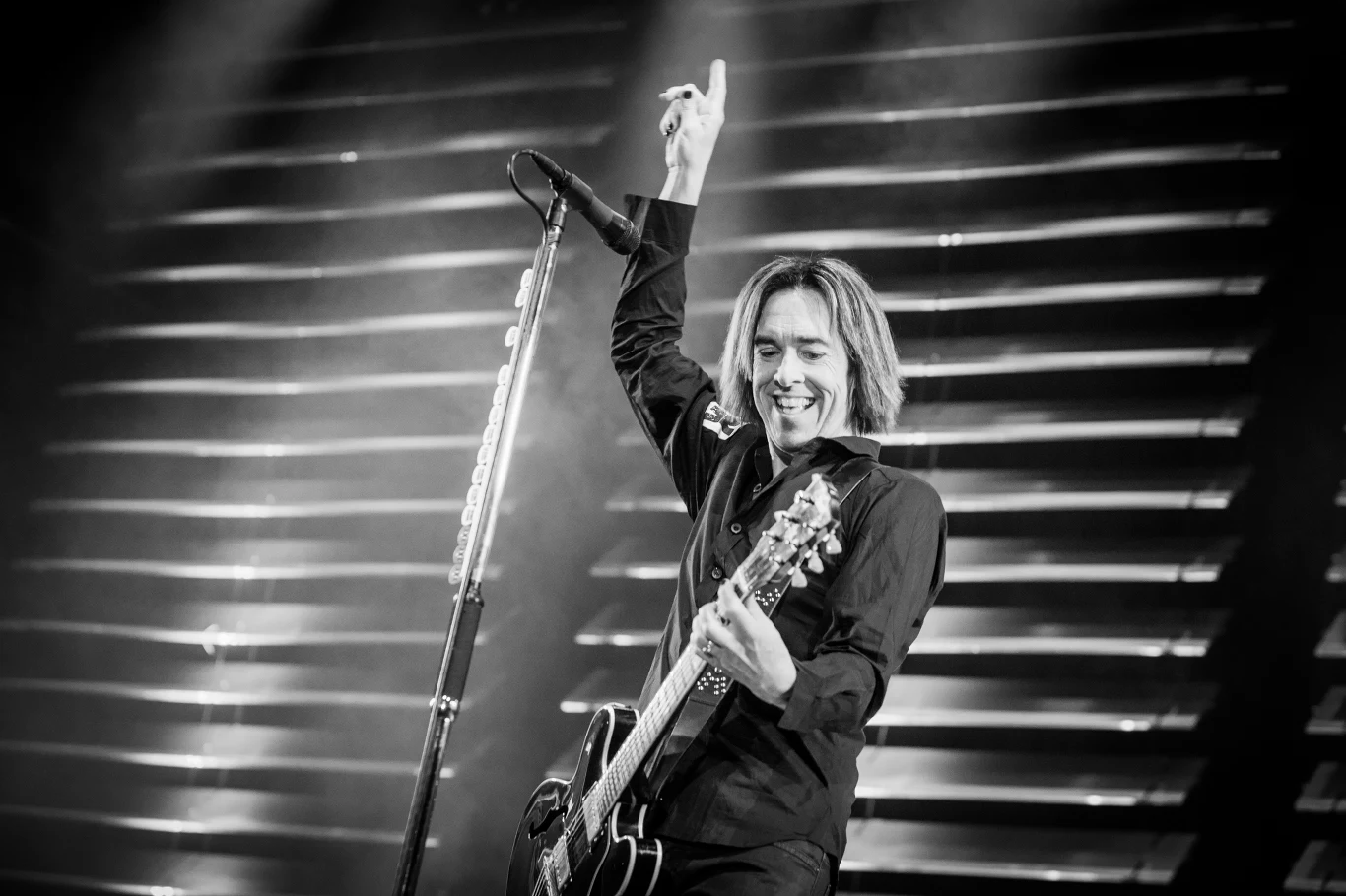 Miłym akcentem było również założenie biało-czerwonej flagi przez Pera Gessle Miłym akcentem było również założenie biało-czerwonej flagi przez Pera Gessle