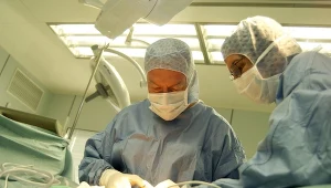 Chirurdzy przy stole operacyjnym