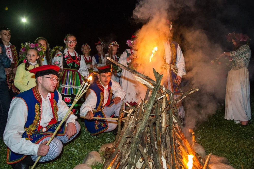 Płomienie miały moc oczyszczającą. Odstraszały też złe moce i czarownice Płomienie miały moc oczyszczającą. Odstraszały też złe moce i czarownice