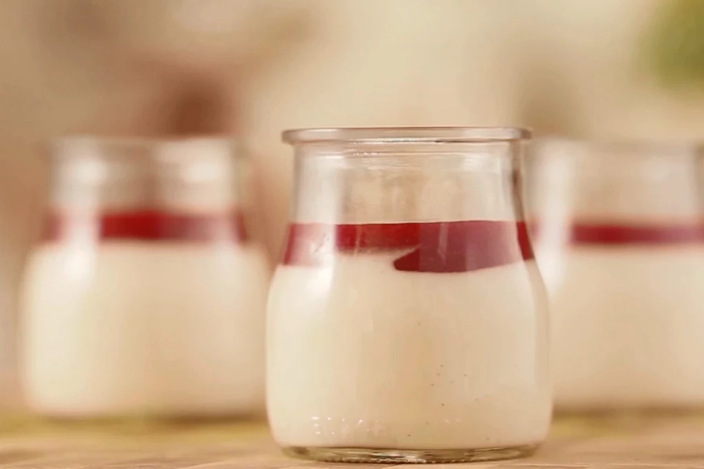 Panna cotta z sosem z jagód Panna cotta z sosem z jagód