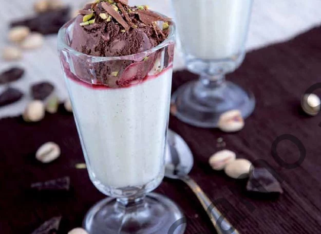 Puchar waniliowy z kaszą manną z lodami czekoladowo-wiśniowymi z posypką pistacjową