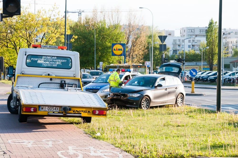 Dzwonisz na policję, a zjawia się laweta. Doświadczyłeś takiego zjawiska?