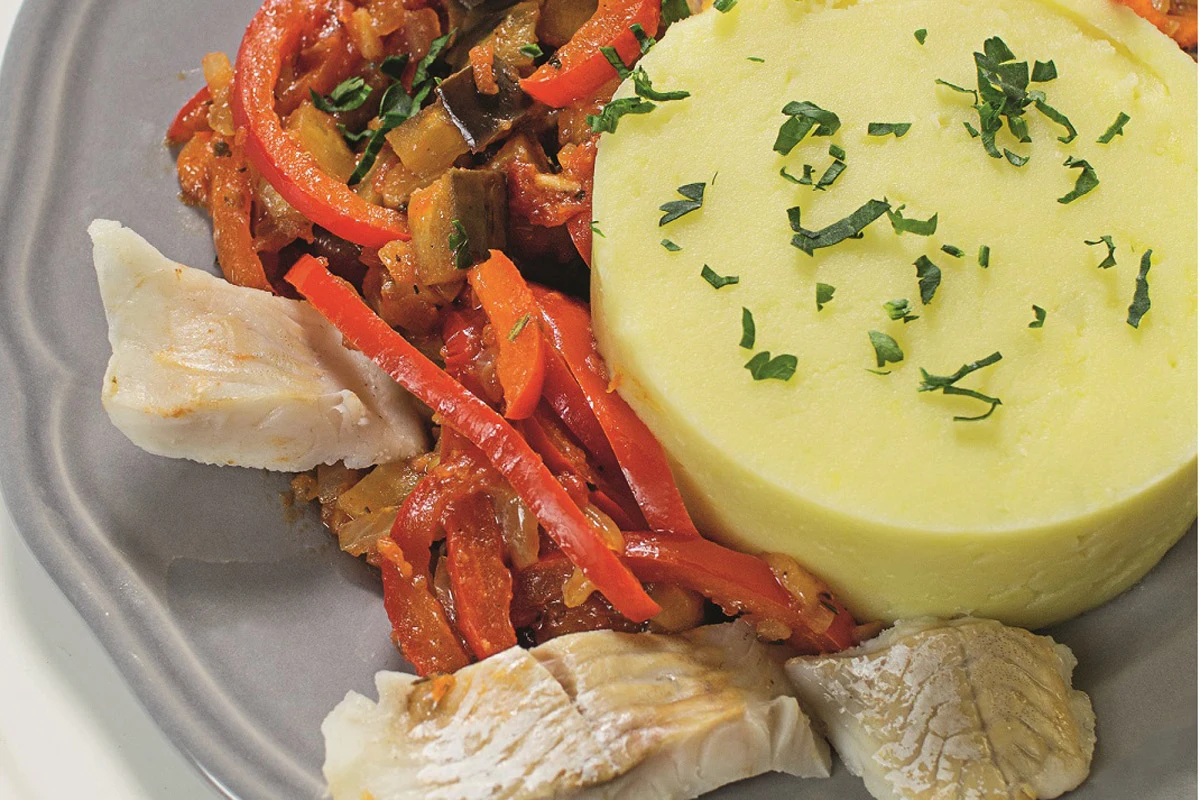 Przysmak adriatycki gotowanym morszczukiem i palentą Przysmak adriatycki gotowanym morszczukiem i palentą