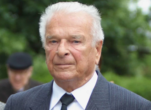 Czeslaw Kiszczak na pogrzebie generała Wojciecha Jaruzelskiego Czeslaw Kiszczak na pogrzebie generała Wojciecha Jaruzelskiego