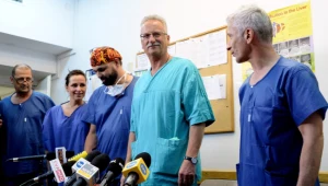 Kierownik kliniki chirurgii ogólnej i transplantacyjnej Szpitala Klinicznego Dzieciątka Jezus w Warszawie prof. Andrzej Chmura i zespół specjalistów podczas konferencji prasowej po zakończeniu operacji
