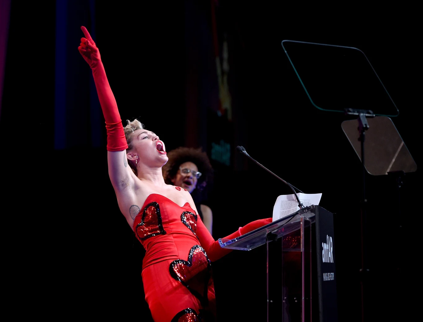 Miley Cyrus i jej nieogolone pachy