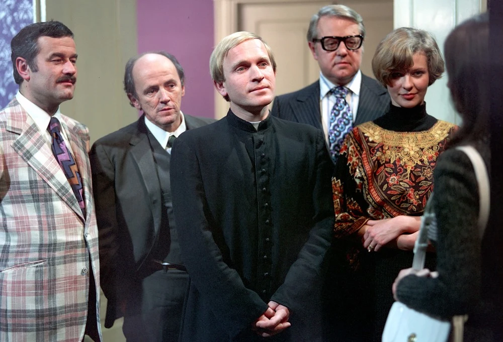 Ekranowym debiutem Henryka Talara był występ w "Soli ziemi czarnej" Kazimierza Kutza (1969), gdzie zagrał niewielką rolę powstańca. Kinowa publiczność pamięta go jednak bardziej dzięki komedii "Kochaj albo rzuć" Sylwestra Chęcińskiego (1977), w której wcielił się w proboszcza parafii Polskiego Kościoła Narodowego w Chicago.
W serialu "Polskie drogi" Janusza Morgensterna (1976) wcielił się w postać hitlerowca Johana Heimanna. Niemiecki mundur przywdział również w filmie Stanisława Jędryki "Umarłem, aby żyć" (1984). Ekranowym debiutem Henryka Talara był występ w "Soli ziemi czarnej" Kazimierza Kutza (1969), gdzie zagrał niewielką rolę powstańca. Kinowa publiczność pamięta go jednak bardziej dzięki komedii "Kochaj albo rzuć" Sylwestra Chęcińskiego (1977), w której wcielił się w proboszcza parafii Polskiego Kościoła Narodowego w Chicago.
W serialu "Polskie drogi" Janusza Morgensterna (1976) wcielił się w postać hitlerowca Johana Heimanna. Niemiecki mundur przywdział również w filmie Stanisława Jędryki "Umarłem, aby żyć" (1984).