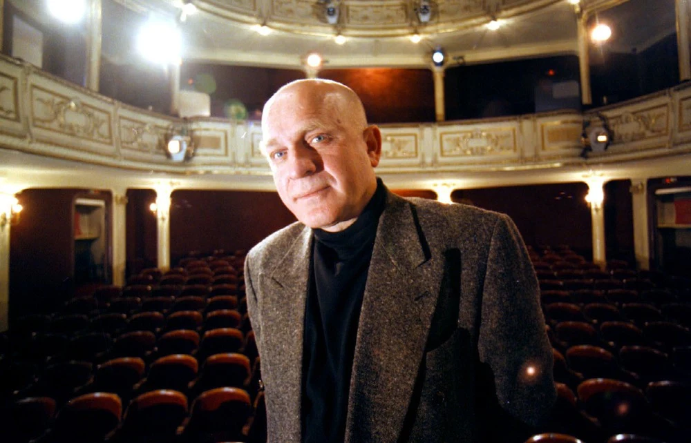 Dorobek teatralny Henryka Talara to ponad 100 ról w filmie i telewizji. Dwa razy więcej w teatrze. Od 1975 roku jest także współpracownikiem Teatru Polskiego Radia - bierze udział w wybitnych słuchowiskach. Znamy go także jako szczególnego interpretatora prozy i poezji. Od kilkudziesięciu lat jako Janusz Tetera ma swoje miejsce w radiowym słuchowisku "W Jezioranach" - czytamy w portalu Culture.pl Dorobek teatralny Henryka Talara to ponad 100 ról w filmie i telewizji. Dwa razy więcej w teatrze. Od 1975 roku jest także współpracownikiem Teatru Polskiego Radia - bierze udział w wybitnych słuchowiskach. Znamy go także jako szczególnego interpretatora prozy i poezji. Od kilkudziesięciu lat jako Janusz Tetera ma swoje miejsce w radiowym słuchowisku "W Jezioranach" - czytamy w portalu Culture.pl