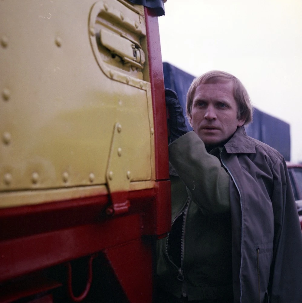 W filmografii Talara ważne miejsce zajmują tytuły z przełomu lat 70. i 80. Talar zagrał wtedy m.in. w wojennym filmie Juliana Dziedziny "Umarli rzucają cień" (1978), przemytniczej historii "Prom do Szwecji" w reżyserii Włodzimierza Haupego (1979) oraz szpiegowskim "Kim jest ten człowiek" Ewy i Czesława Petelskich.
Popularny aktor urodził się w małej miejscowości Kozy w Beskidach. Na scenie zadebiutował zaś w szkolnym przedstawieniu w roli koziołka Matołka. Tego, że pochodzi z górskiej wsi - a konkretnie z podnóża szczytu Hrobacza Łąka - nigdy nie ukrywał. - Ja z tego miejsca czerpię siłę. Byłem góralem, jestem i będę. Nie przebieram się w inne piórka! - wyznaje aktor. - Tam ludzie przewracają się, mają w życiu potknięcia, ale jednocześnie bardzo się nawzajem szanują. Jeśli kogoś raz skrzywdzą, już nigdy nie zrobią tego ponownie. Tam nikt nie kopie leżącego. Dlatego nie wstydzę się swojego pochodzenia – dodaje Talar. W filmografii Talara ważne miejsce zajmują tytuły z przełomu lat 70. i 80. Talar zagrał wtedy m.in. w wojennym filmie Juliana Dziedziny "Umarli rzucają cień" (1978), przemytniczej historii "Prom do Szwecji" w reżyserii Włodzimierza Haupego (1979) oraz szpiegowskim "Kim jest ten człowiek" Ewy i Czesława Petelskich.
Popularny aktor urodził się w małej miejscowości Kozy w Beskidach. Na scenie zadebiutował zaś w szkolnym przedstawieniu w roli koziołka Matołka. Tego, że pochodzi z górskiej wsi - a konkretnie z podnóża szczytu Hrobacza Łąka - nigdy nie ukrywał. - Ja z tego miejsca czerpię siłę. Byłem góralem, jestem i będę. Nie przebieram się w inne piórka! - wyznaje aktor. - Tam ludzie przewracają się, mają w życiu potknięcia, ale jednocześnie bardzo się nawzajem szanują. Jeśli kogoś raz skrzywdzą, już nigdy nie zrobią tego ponownie. Tam nikt nie kopie leżącego. Dlatego nie wstydzę się swojego pochodzenia – dodaje Talar.