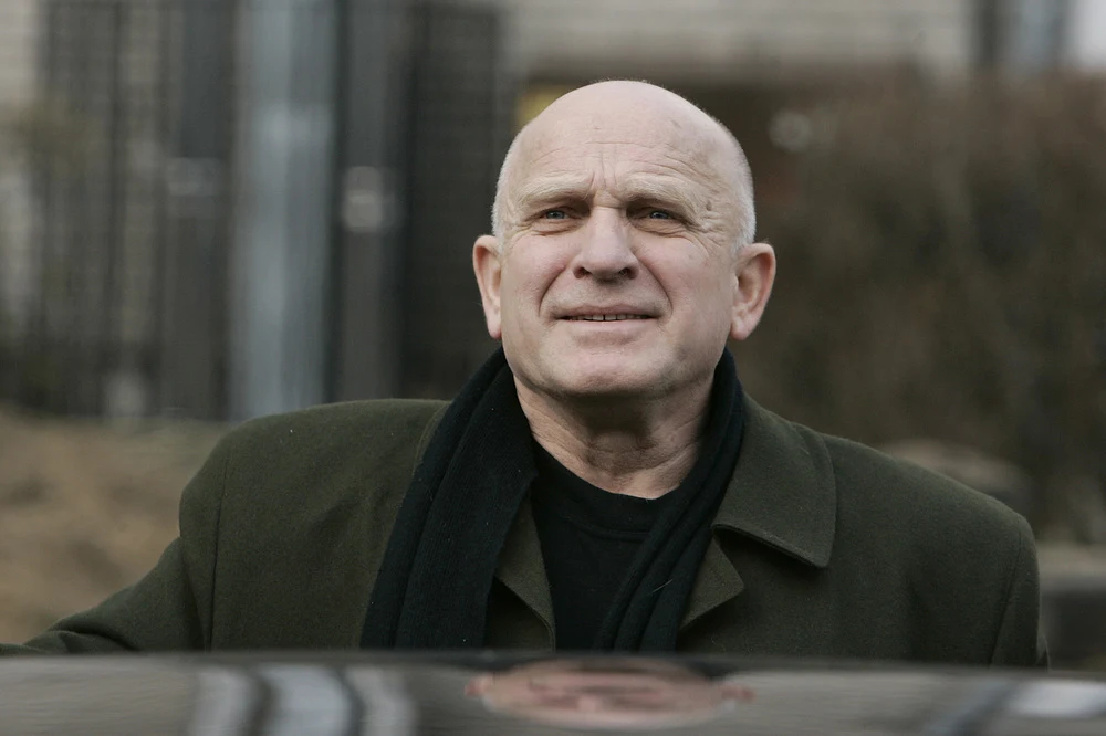 W serialu "Kryminalni" Henryk Talar zagrał czarny charakter - bandytę o pseudonimie Gum zamieszanego w morderstwo i napad na konwój. - Lubię grać mocne, złożone postaci. Ale mam też za sobą role, na scenie i w teatrze telewizji, które są diametralnie inne - wcale nie "czarne". Tak naprawdę, czuję się aktorem komediowym - wyznał Talar. Aktora oglądaliśmy w "jaśniejszych" kreacjach w serialach "Złotopolscy", "M jak miłość" oraz "Na dobre i na złe". W serialu "Kryminalni" Henryk Talar zagrał czarny charakter - bandytę o pseudonimie Gum zamieszanego w morderstwo i napad na konwój. - Lubię grać mocne, złożone postaci. Ale mam też za sobą role, na scenie i w teatrze telewizji, które są diametralnie inne - wcale nie "czarne". Tak naprawdę, czuję się aktorem komediowym - wyznał Talar. Aktora oglądaliśmy w "jaśniejszych" kreacjach w serialach "Złotopolscy", "M jak miłość" oraz "Na dobre i na złe".