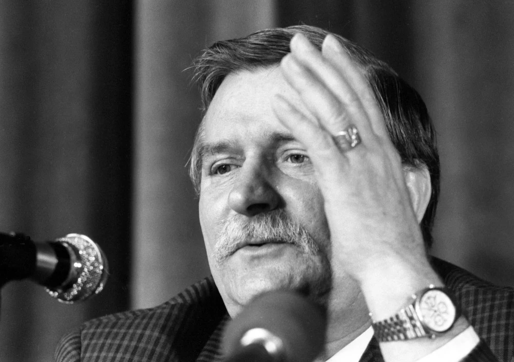 Lech Wałęsa podczas posiedzenia Komitetu Obywatelskiego (1990) Lech Wałęsa podczas posiedzenia Komitetu Obywatelskiego (1990)