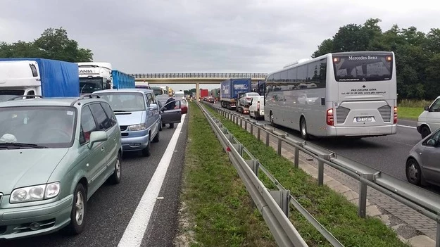 Tak wygląda autostrada A4 po wypadku. Bramek nikt nie otworzył...