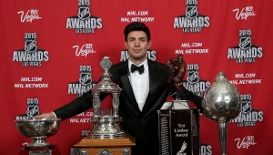 Carey Price ze swoimi nagrodami