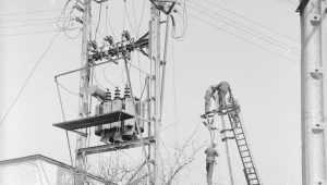 Rolnicza Spółdzielnia Produkcyjna w Dawidach. race elektryfikacyjne. Mężczyźni w czasie robót na betonowym słupie