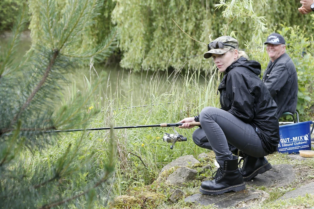 Para wzięła udział w zawodach wędkarskich Para wzięła udział w zawodach wędkarskich
