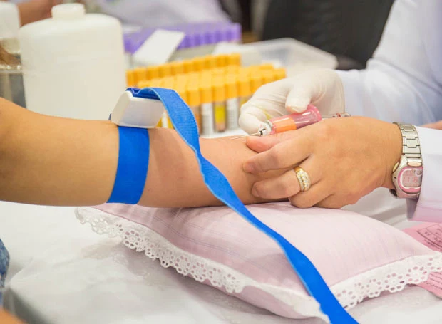 Obecność wirusa HCV wykrywa się w badaniach krwi Obecność wirusa HCV wykrywa się w badaniach krwi