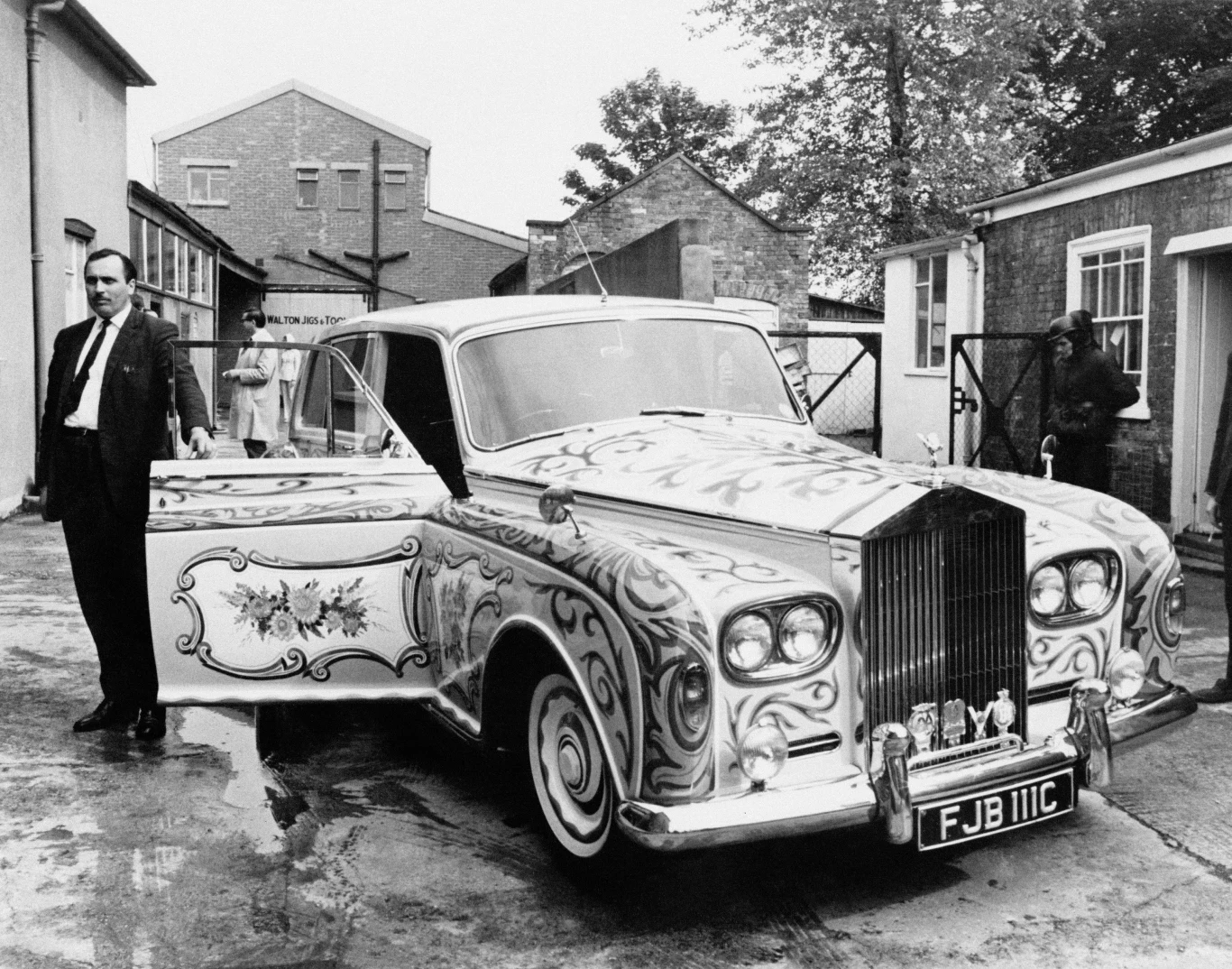 John Lennon pozbył się w 1977 roku. Obecnie jest on w jednym z muzeuów w Kanadzie