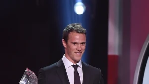 Jonathan Toews z Chicago Blackhawks na zdjęciu z Pucharem Stanleya