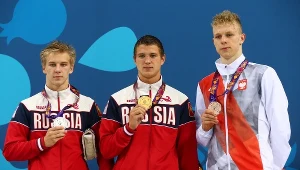 Karol Zbutowicz (z prawej) cieszy się z medalu