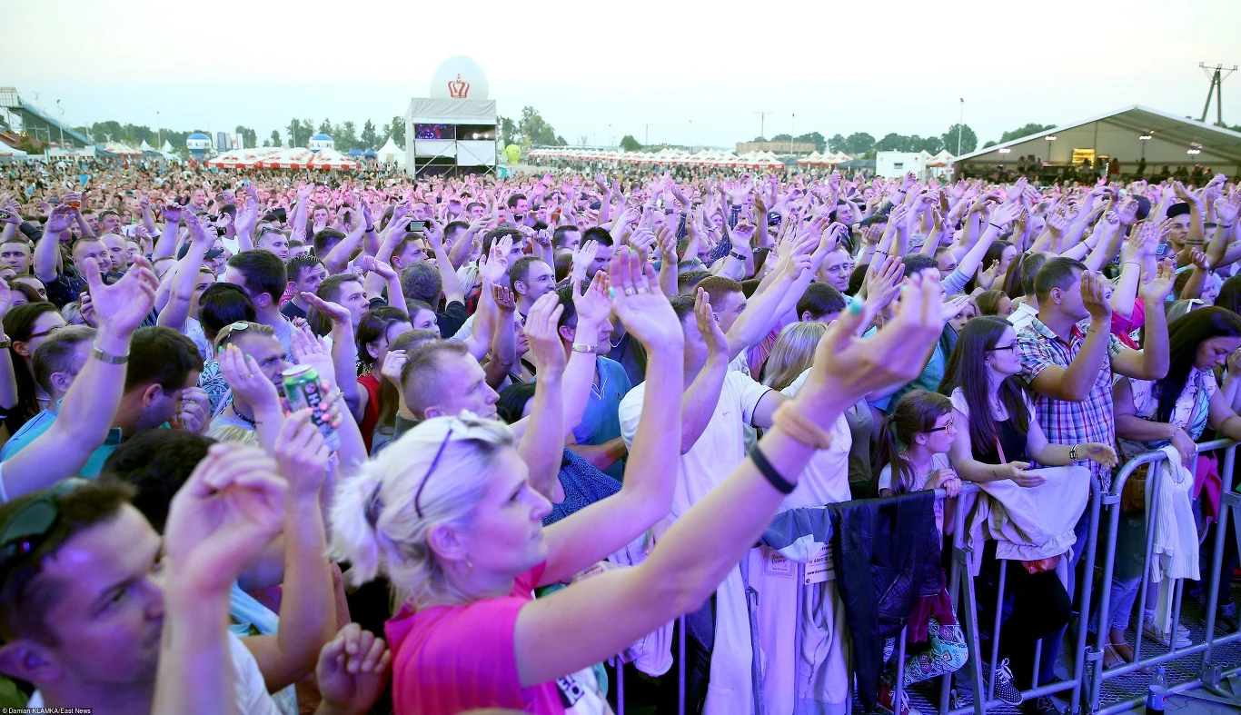 Tysiące widzów oklaskiwało gwiazdy lat 90. w parku rozrywki Energylandia w Zatorze (Małopolska) 