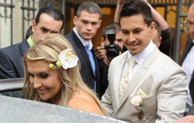 Katarzyna Skrzynecka poślubiła Marcina Łopuckiego w 2009 roku Katarzyna Skrzynecka poślubiła Marcina Łopuckiego w 2009 roku