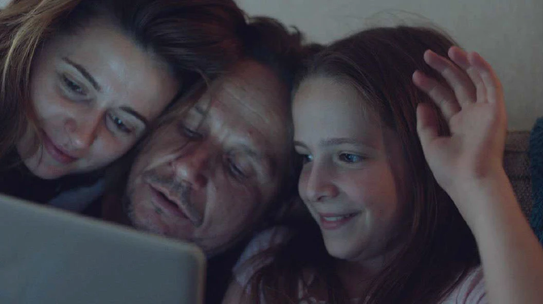 Agnieszka Grochowska, Bartłomiej Topa i Barbara Kubiak w filmie "Obce niebo"