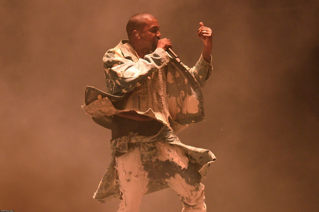 Kanye West na scenie głównej na festiwalu Glastonbury