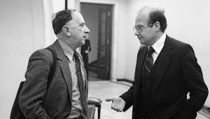 Warszawa, 12 grudnia 1981. Teatr Dramatyczny, obrady Kongresu Kultury Polskiej. Andrzej Kijowski (z prawej) i Marek Skwarnicki („Tygodnik Powszechny”) w kuluarach