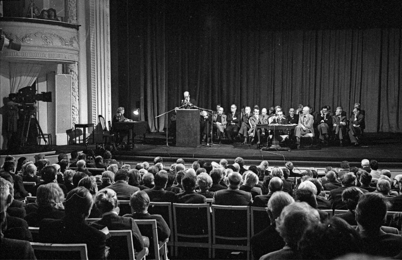 Warszawa, 12 grudnia 1981 r. Teatr Dramatyczny, obrady Kongresu Kultury Polskiej. Przemawia Andrzej Kijowski. W prezydium m.in. Gustaw Holoubek, Karol Małcużyński, Witold Lutosławski, Jan Józef Szczepański, prof. Aleksander Gieysztor, dr Marek Rostworowski, prof. Jan Błoński