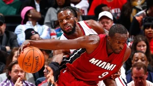 Luol Deng (z piłką)