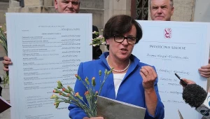 Przedstawiciele śląskiego oddziału Związku Nauczycielstwa Polskiego wręczyli, 30 bm. minister edukacji Joannie Kluzik-Rostkowskiej (na zdj.) świadectwo przygotowane przez związkowców