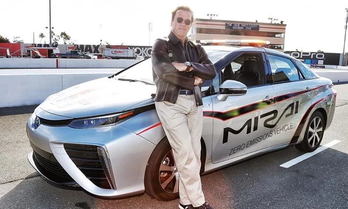 Arnold Schwarzenegger i Toyota Mirai