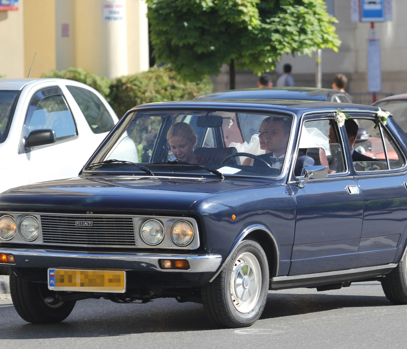 Katarzyna Burzyńska do ślubu pojechała zabytkowym fiatem Katarzyna Burzyńska do ślubu pojechała zabytkowym fiatem