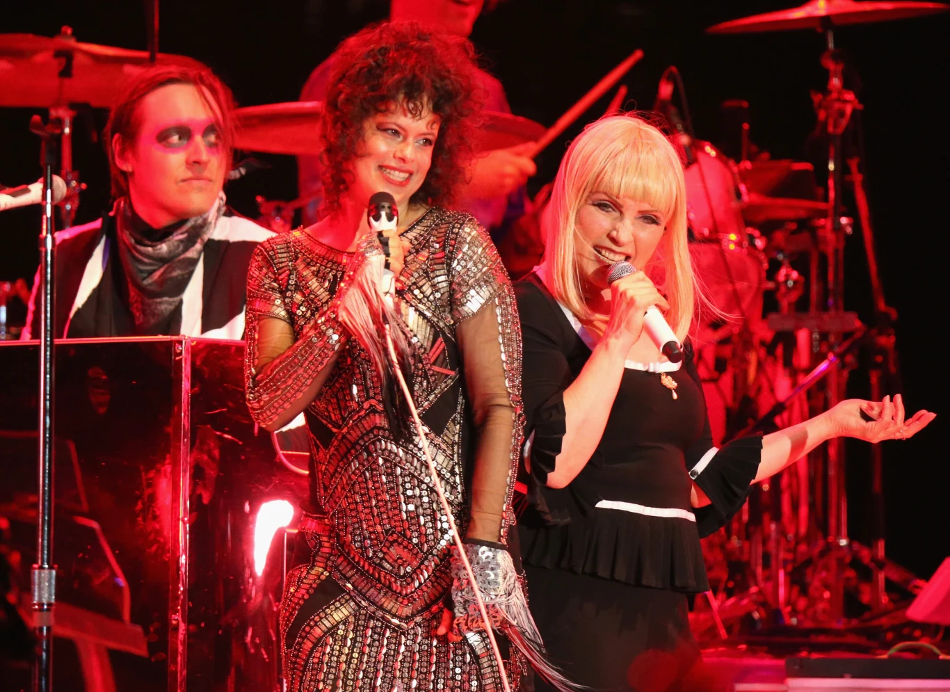 W trakcie swojej kariery Debbie Harry współpracowała z wieloma muzykami. Z Mobym nagrała utwór "New York, New York", do którego powstał także teledysk. Na zdjęciu z zespołem Arcade Fire W trakcie swojej kariery Debbie Harry współpracowała z wieloma muzykami. Z Mobym nagrała utwór "New York, New York", do którego powstał także teledysk. Na zdjęciu z zespołem Arcade Fire