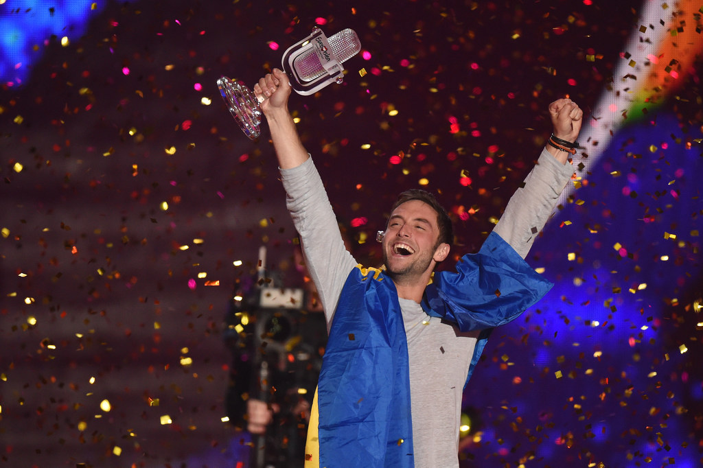 Triumfujący Måns Zelmerlöw na Eurowizji 2015