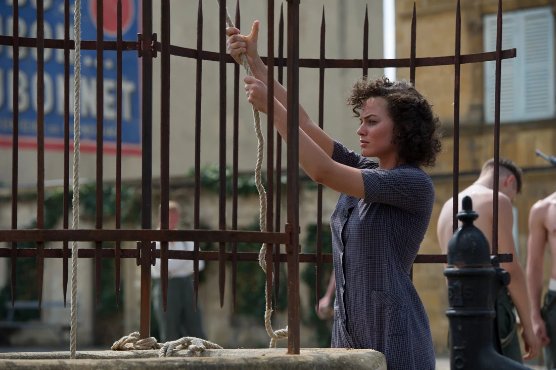 Margot Robbie nie zależy jedynie na głównych rolach, decyduje się nawet na epizodyczne kreacje, o ile jest w stanie tchnąć w nie życie. Tak było w przypadku zeszłorocznego dramatu "Suite Francaise", opowiadającego o romansie francuskiej wieśniaczki z niemieckim żołnierzem w pierwszych latach wojennej okupacji.