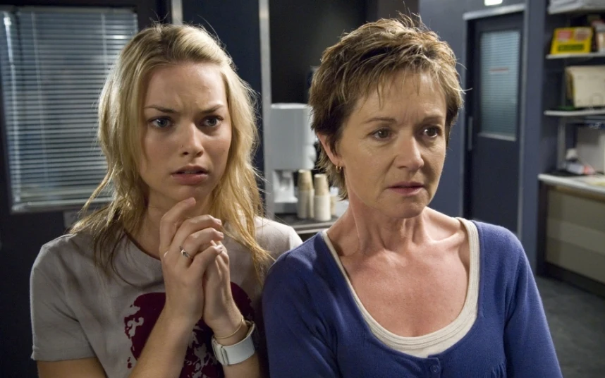 Margot Robbie pochodzi z Australii i to na tamtejszych ekranach miał w 2009 roku miejsce jej debiut. Aktorka została zaangażowana do epizodycznej roli w telenowelowych "Sąsiadach", ale tak bardzo spodobała się widzom serialu, że dołączyła do niego jako stały członek ekipy.