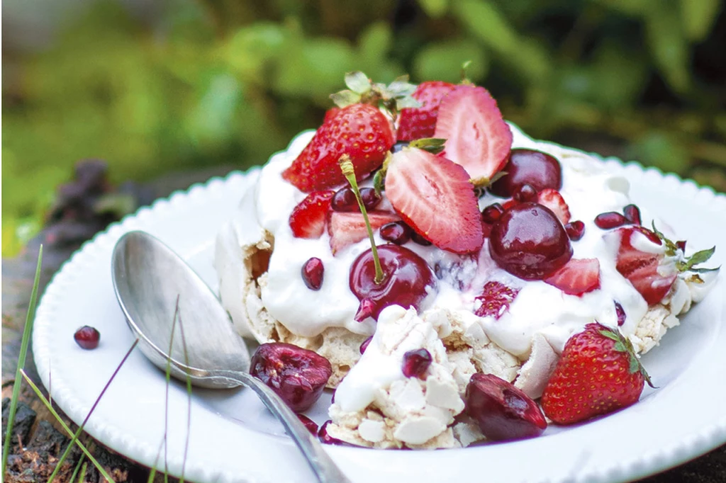 Pavlova w wersji mini z jogurtową bitą śmietaną i owocami 