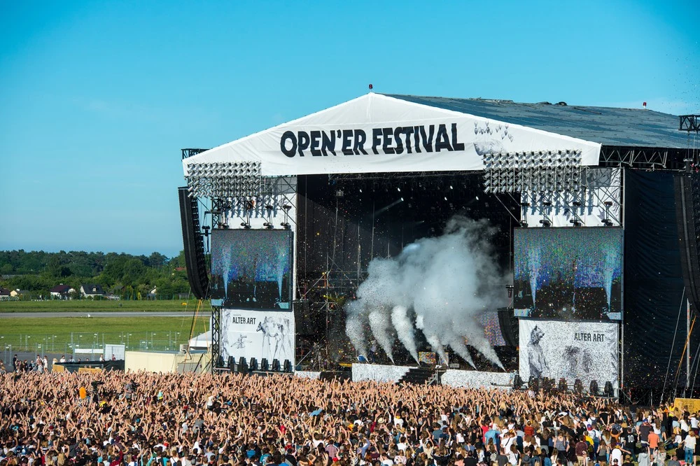 Nie obyło się również bez efektów wizualnych, czyli kłębów dymu i confetti 