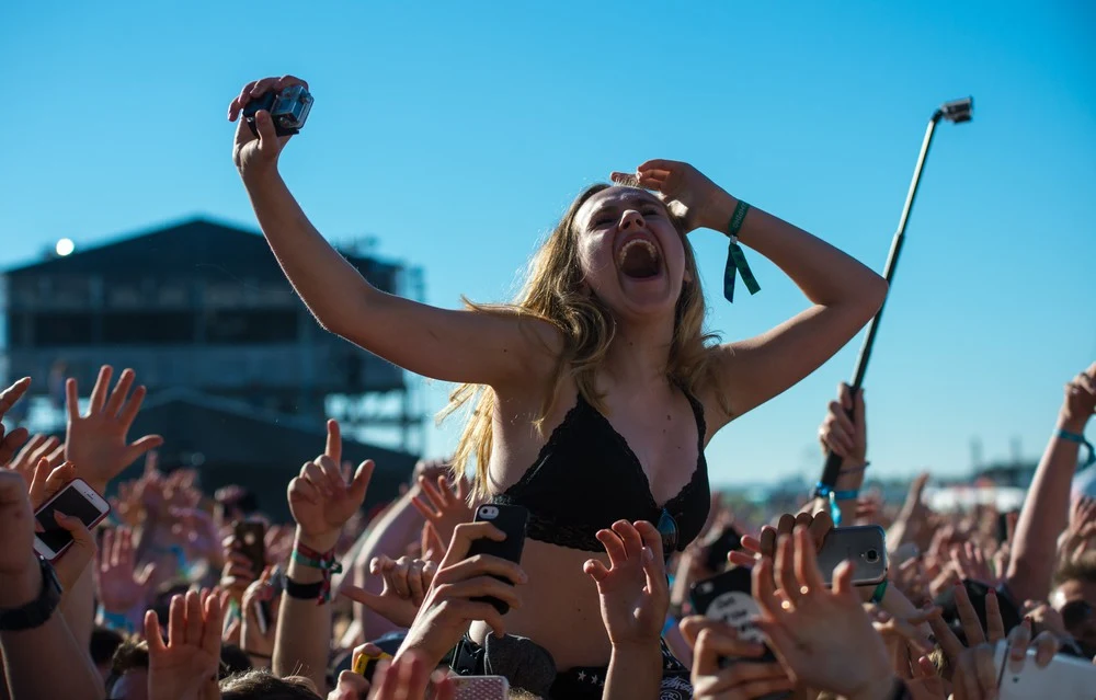 Na nowej płycie znalazły się m.in. utwory "LSD" oraz "Holy Ghost", w trakcie których żywiołowo reagowała publika