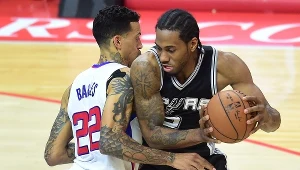 Kawhi Leonard (z piłką)