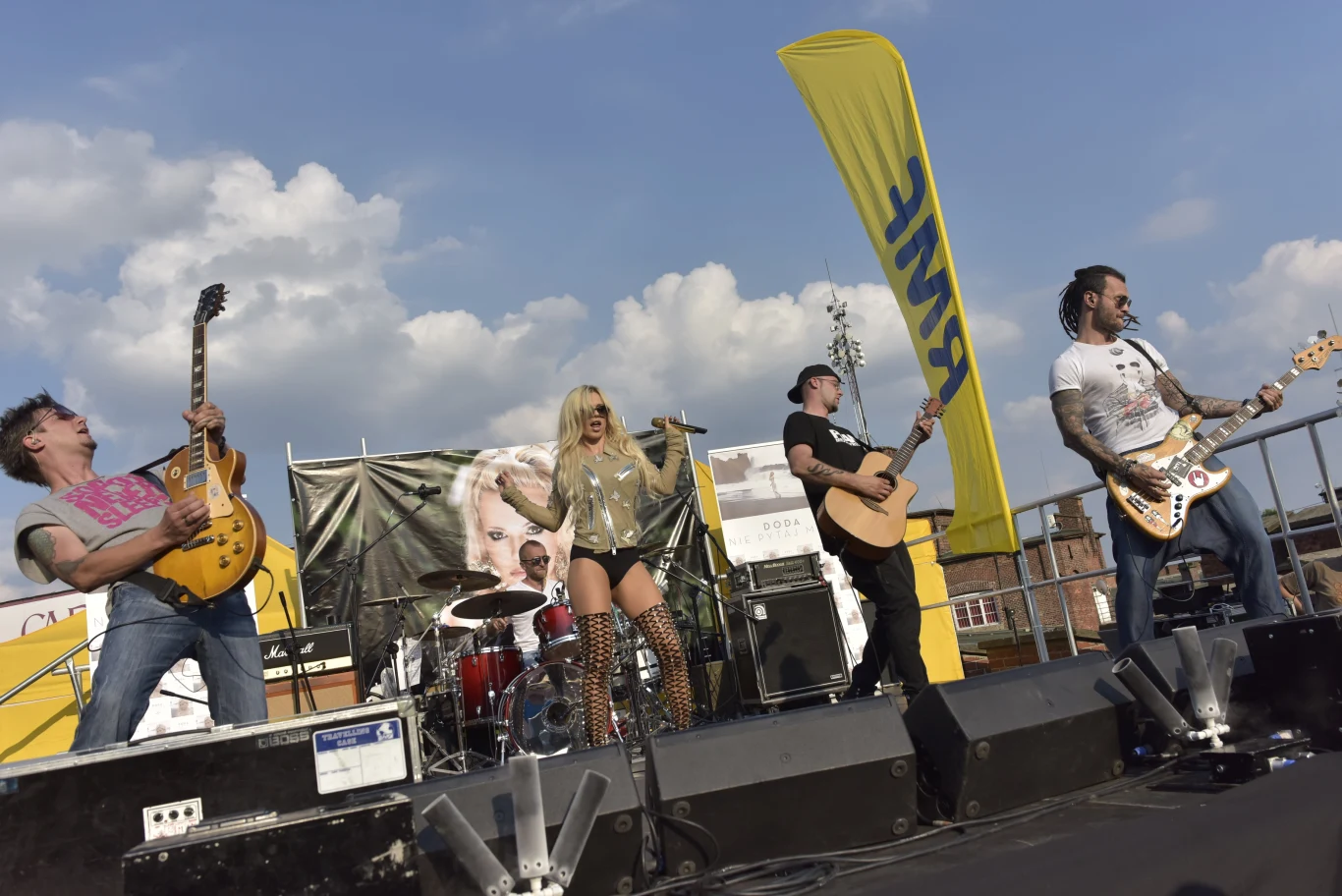 Doda zagrała w Krakowie w ramach akcji RMF FM -Koncert za jeden uśmiech